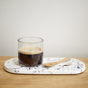 Tasse expresso-vert-transparent-upcycling-sur plateau et avec cuillère en bois-gloup-linatelier-nantes