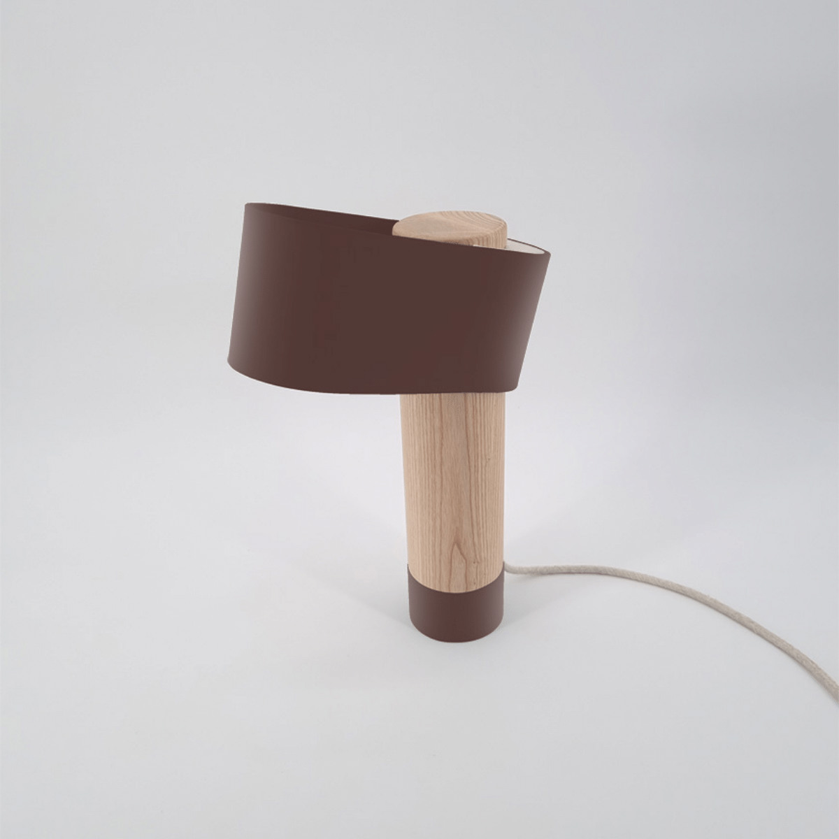 lampe de bureau-éco-conçu-fabrication française-lumière-Pando_skog-bois-led-lampe-d'appoint-rouge-bordeau
