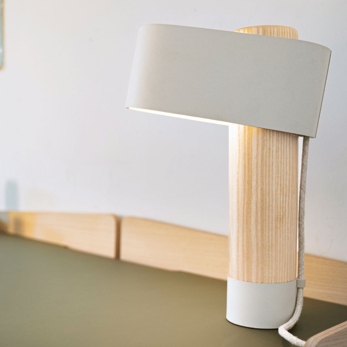 lampe de bureau-éco-conçu-fabrication française-lumière-Pando_skog_blanc-bois-led-lampe-d'appoint