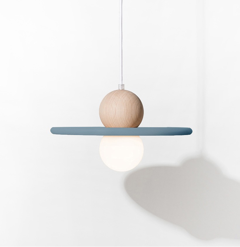 suspension-luminaire-design-rond-nebuleuse-cordon-blanc-bleu-sulia
