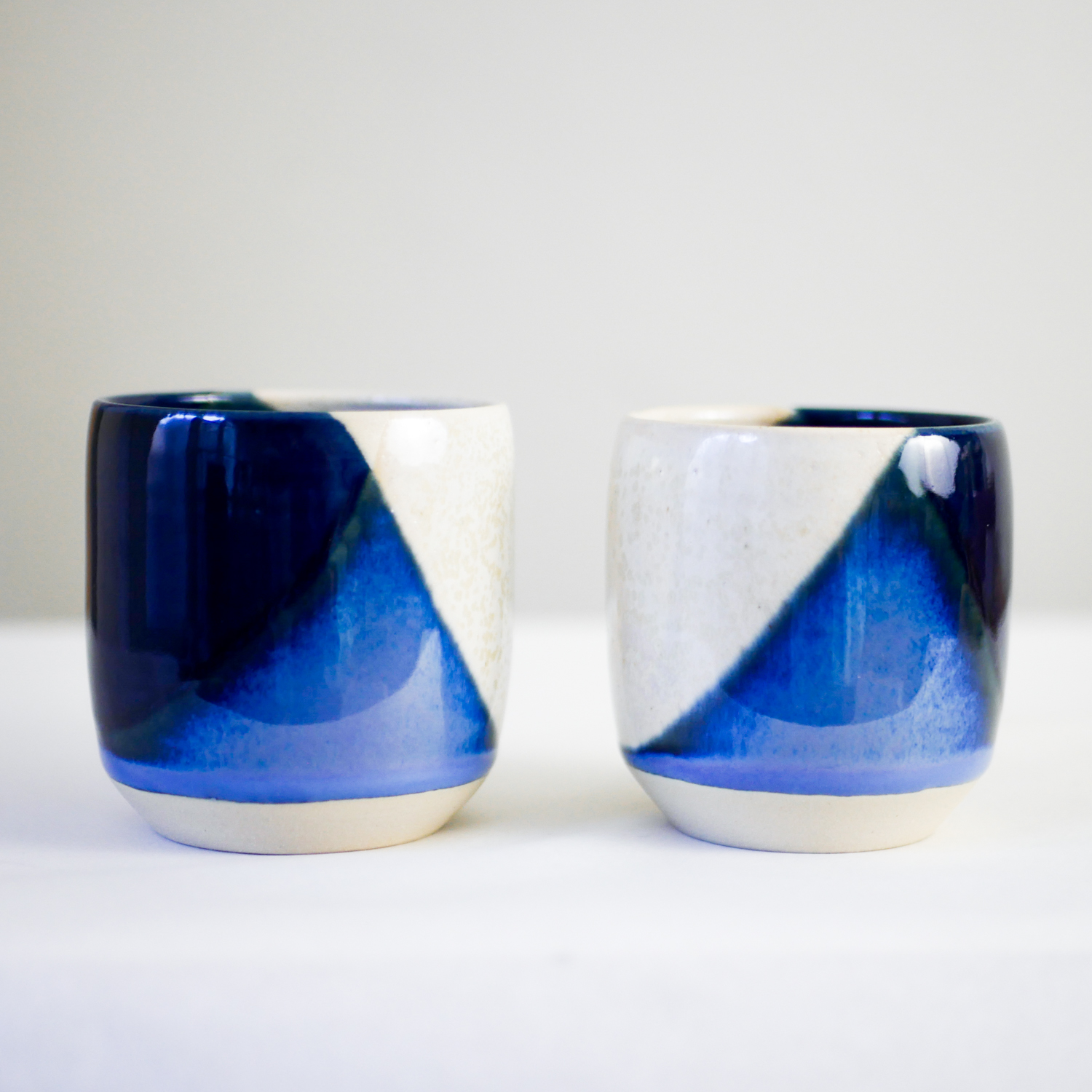Tasse-cafe-ceramique-graphiste-en-terre-jaune-linatelier