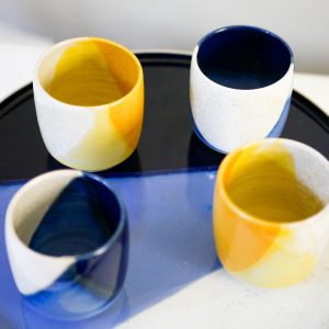 plat en céramique artisanal avec tasses. vue de dessus. Réalisé par graphiste en terre pour l'inatelier