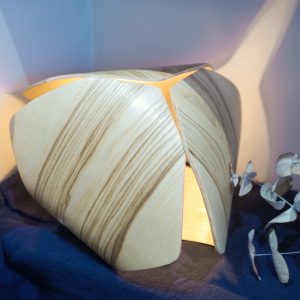 Lampe-à-poser-en-bois-moulé-atelier-assis-linatelier