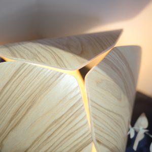 Lampe-à-poser-en-bois-moulé-atelier-assis-linatelier