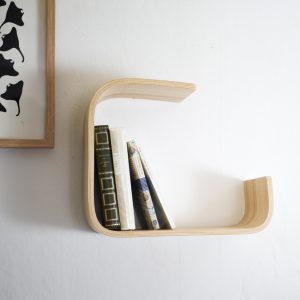 étagère murale déco en bois clair. Réalisé par Lucie Frolet/Atelier assis pour L'INATELIER. Modèle COCOON, vue avec livres