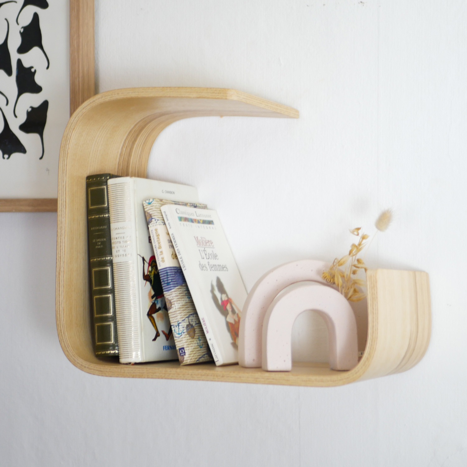 etagere murale deco en bois clair. Réalisé par Lucie Frolet/Atelier assis pour L'INATELIER. Modèle COCOON, vue principale
