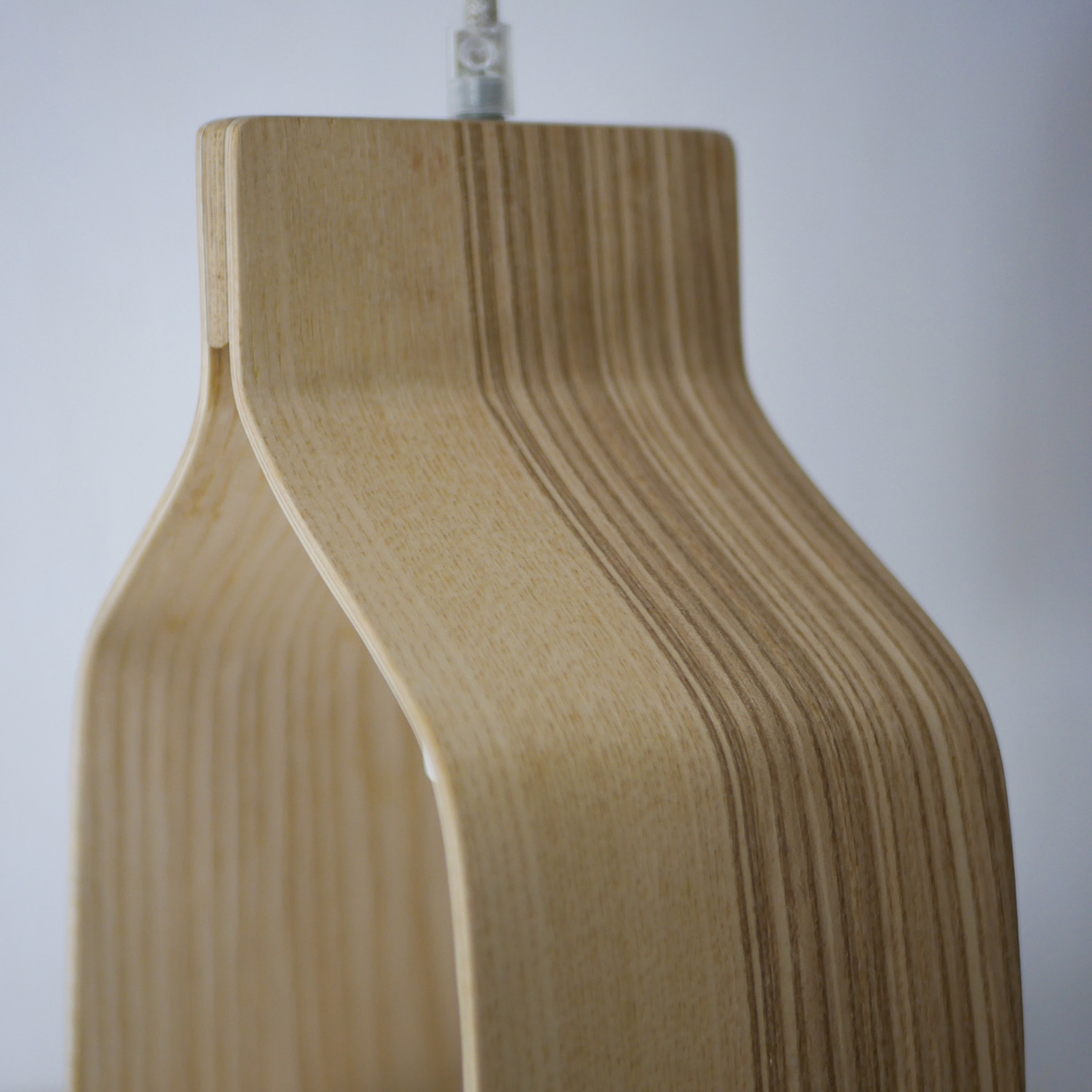 Suspension en bois naturel noyau en bois moulé. Focus matière frêne Olivier.
