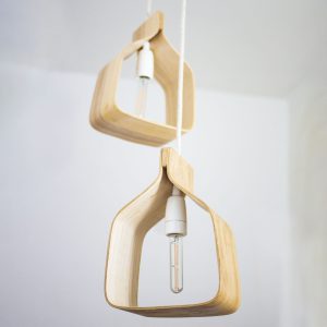 Suspension en bois naturel ""noyau"". Présenté ici en duo