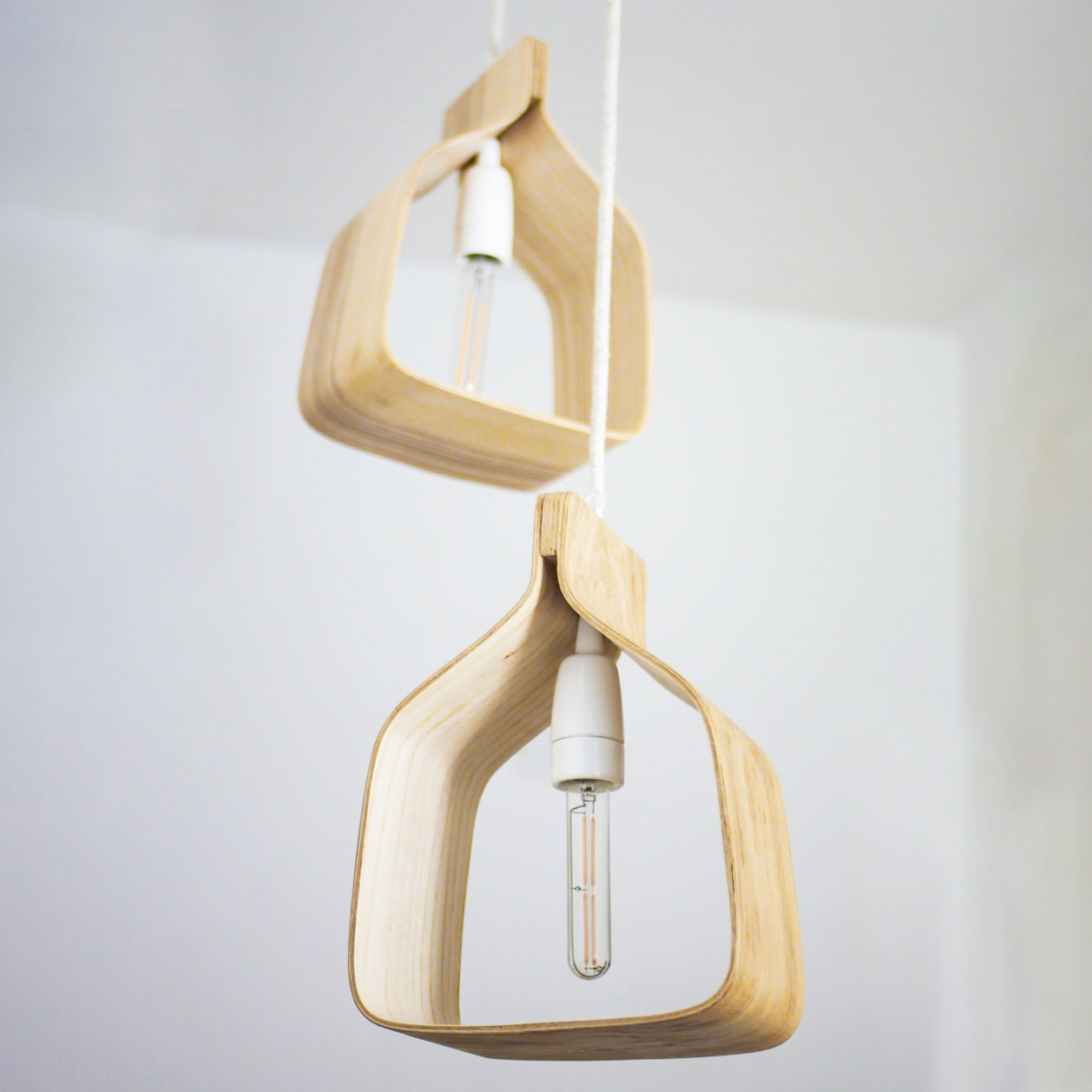 Suspension en bois naturel ""noyau"". Présenté ici en duo