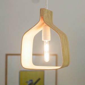 Suspension en bois naturel noyau. Atelier assis