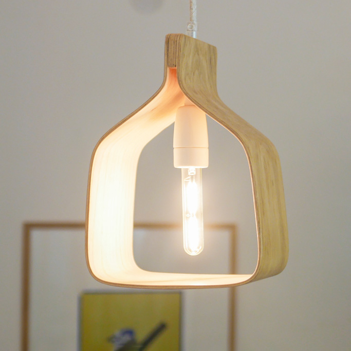 Suspension en bois naturel noyau. Atelier assis