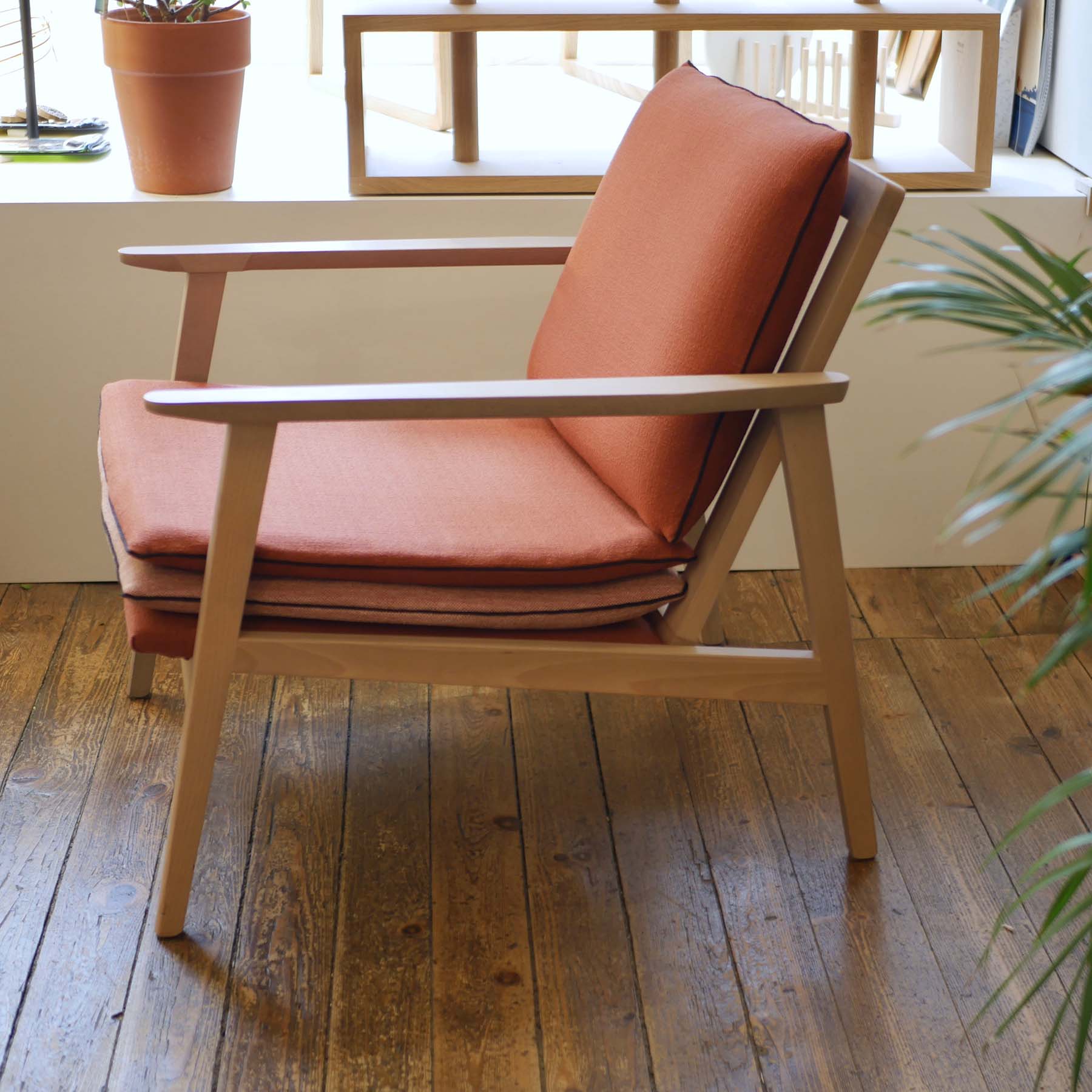 Fauteuil-scandinave-rouge